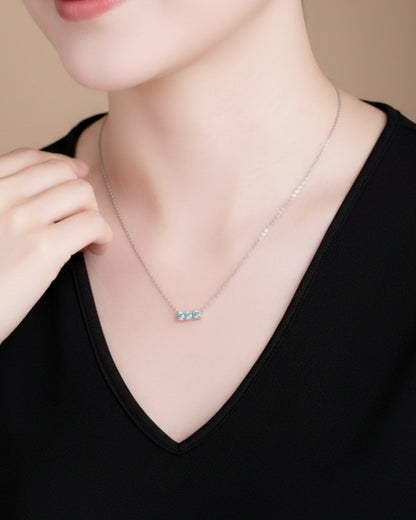 LUMIOR moderne bar ketting van 925 sterling zilver met 0,3 karaat moissanite, gedragen door een model.