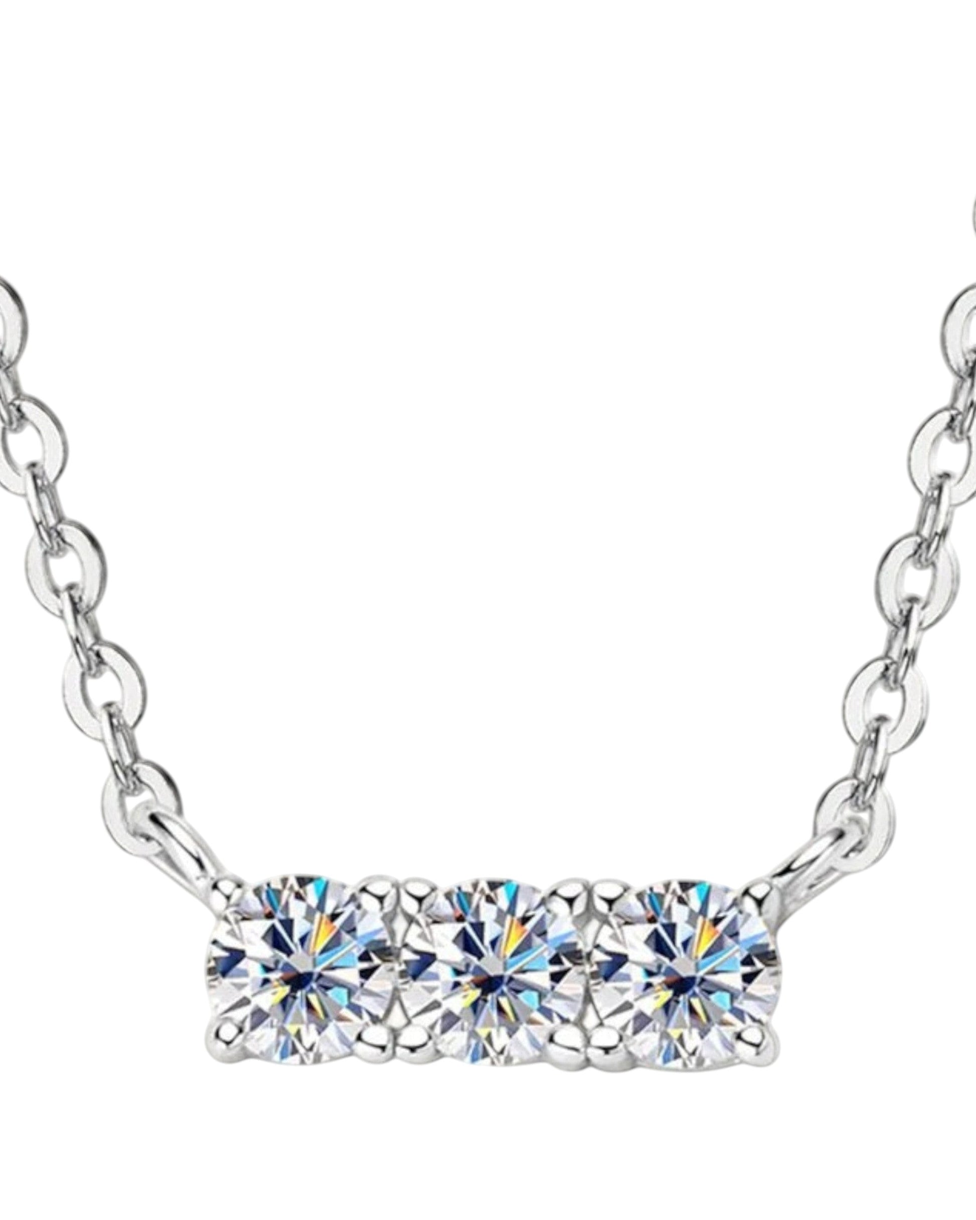 LUMIOR moderne bar ketting van 925 sterling zilver met 0,3 karaat moissanite stenen in een minimalistisch ontwerp.