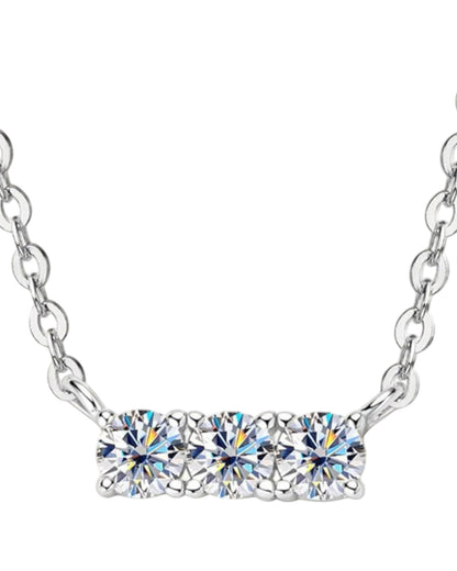 LUMIOR moderne bar ketting van 925 sterling zilver met 0,3 karaat moissanite stenen in een minimalistisch ontwerp.