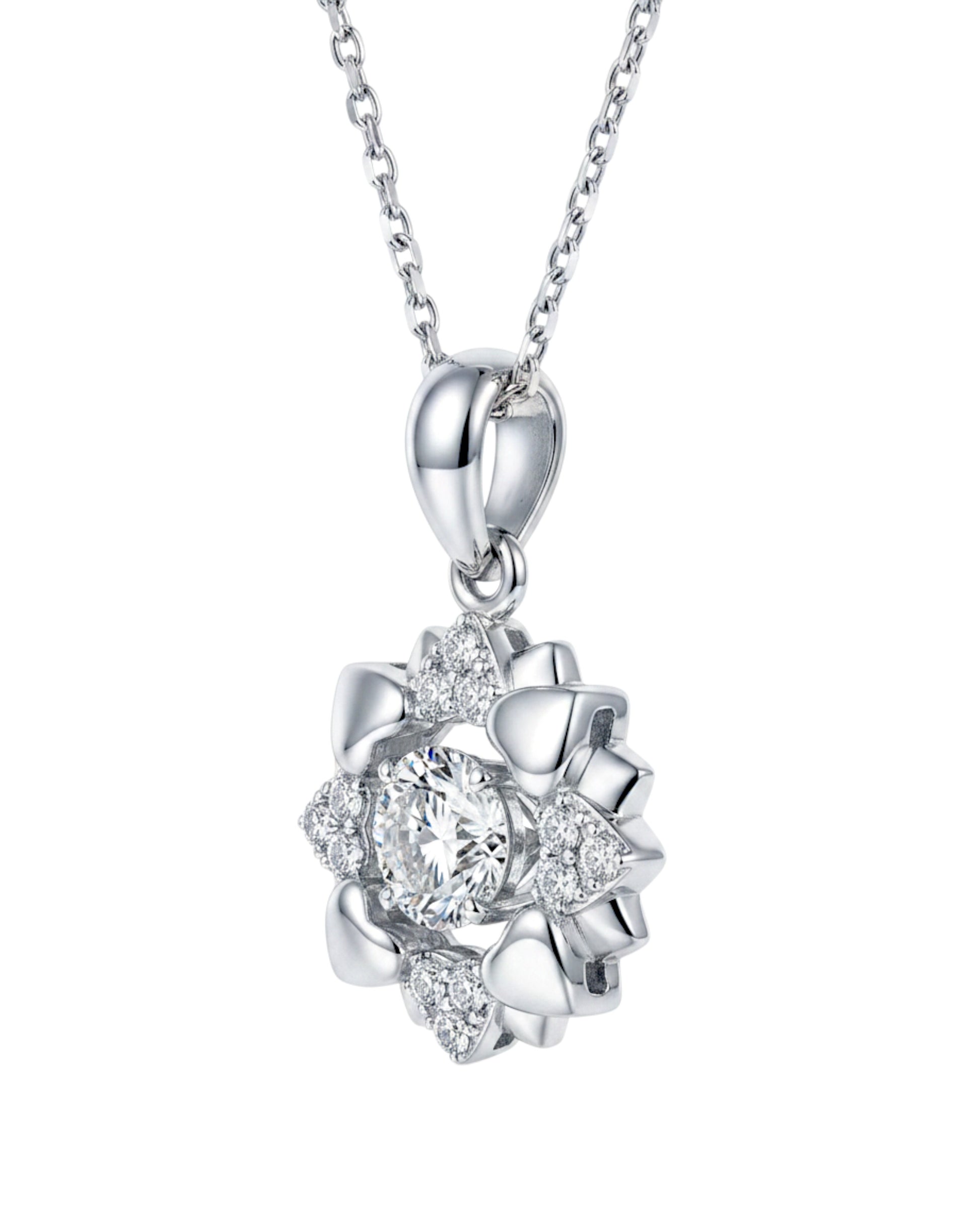 LUMIOR Blossom Aura bloemvormige ketting van 925 sterling zilver met 0,5 karaat moissanite en zirkonia accenten.