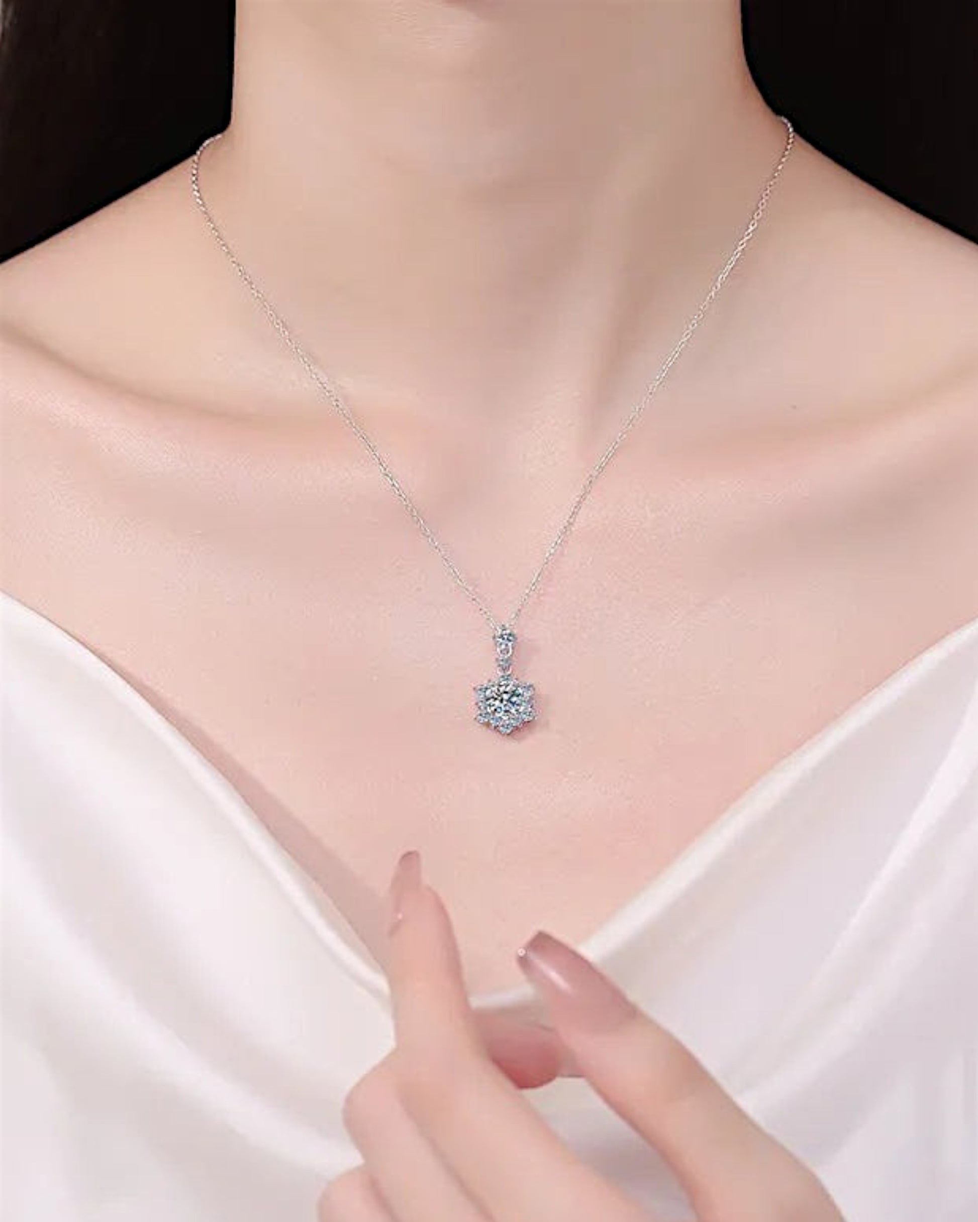LUMIOR 1 karaat moissanite cluster ketting in 925 sterling zilver met zirkonia accenten. Verstelbare kettinglengte van 40-45 cm.