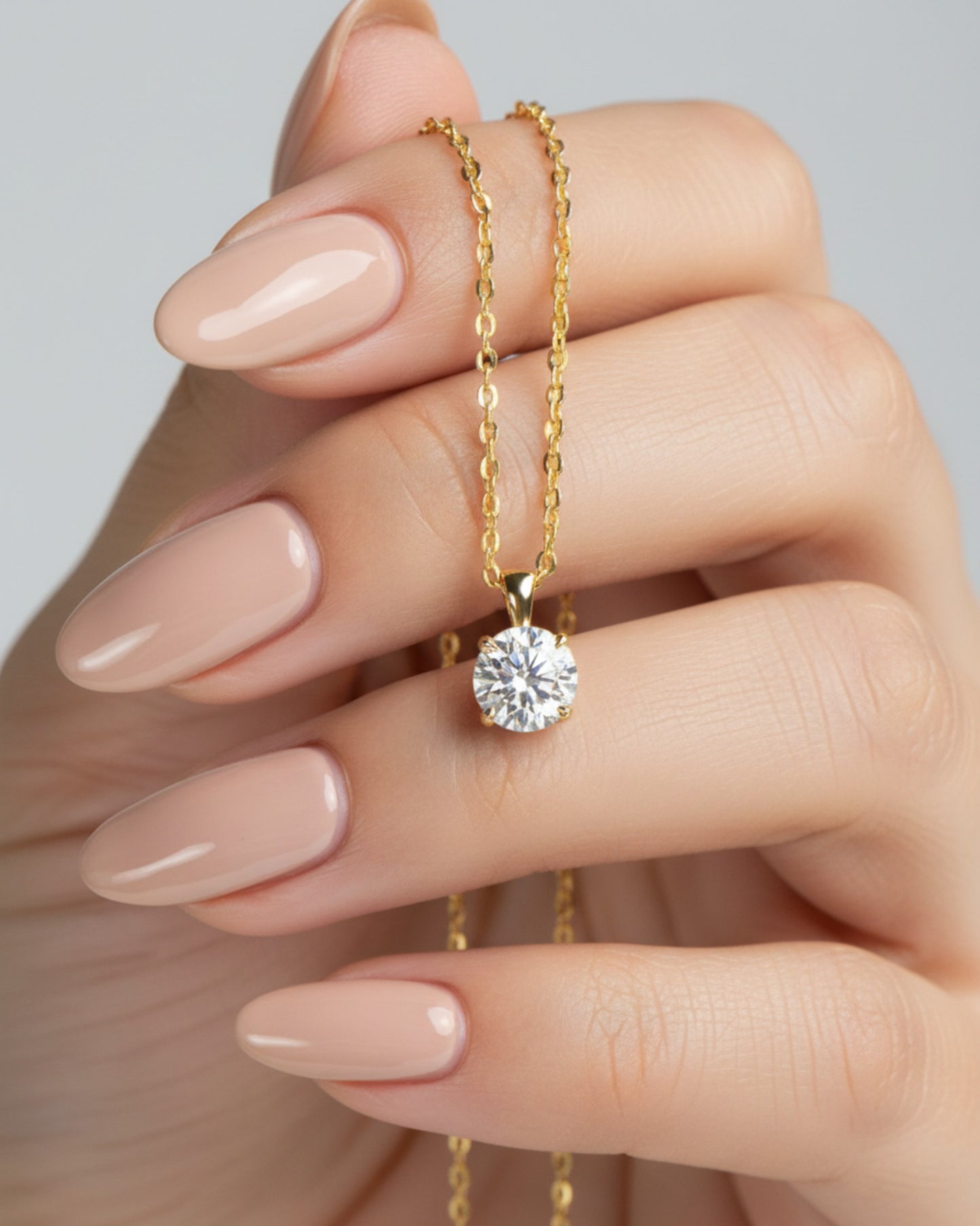LUMIOR 1 karaat moissanite ketting met gouden schakelketting, elegant gedragen in de hand.