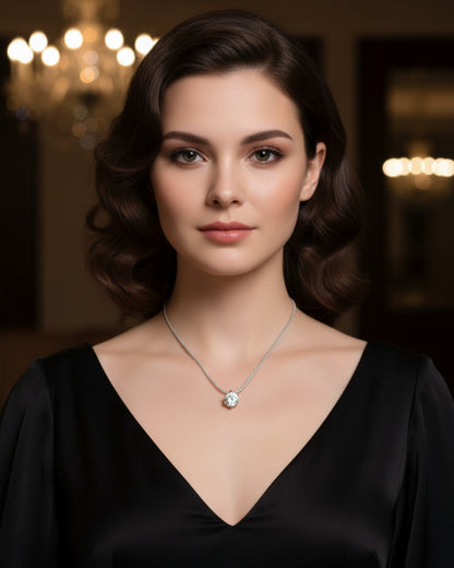 Vrouw draagt LUMIOR 1 karaat moissanite halo hanger ketting van sterling zilver met platina plating.