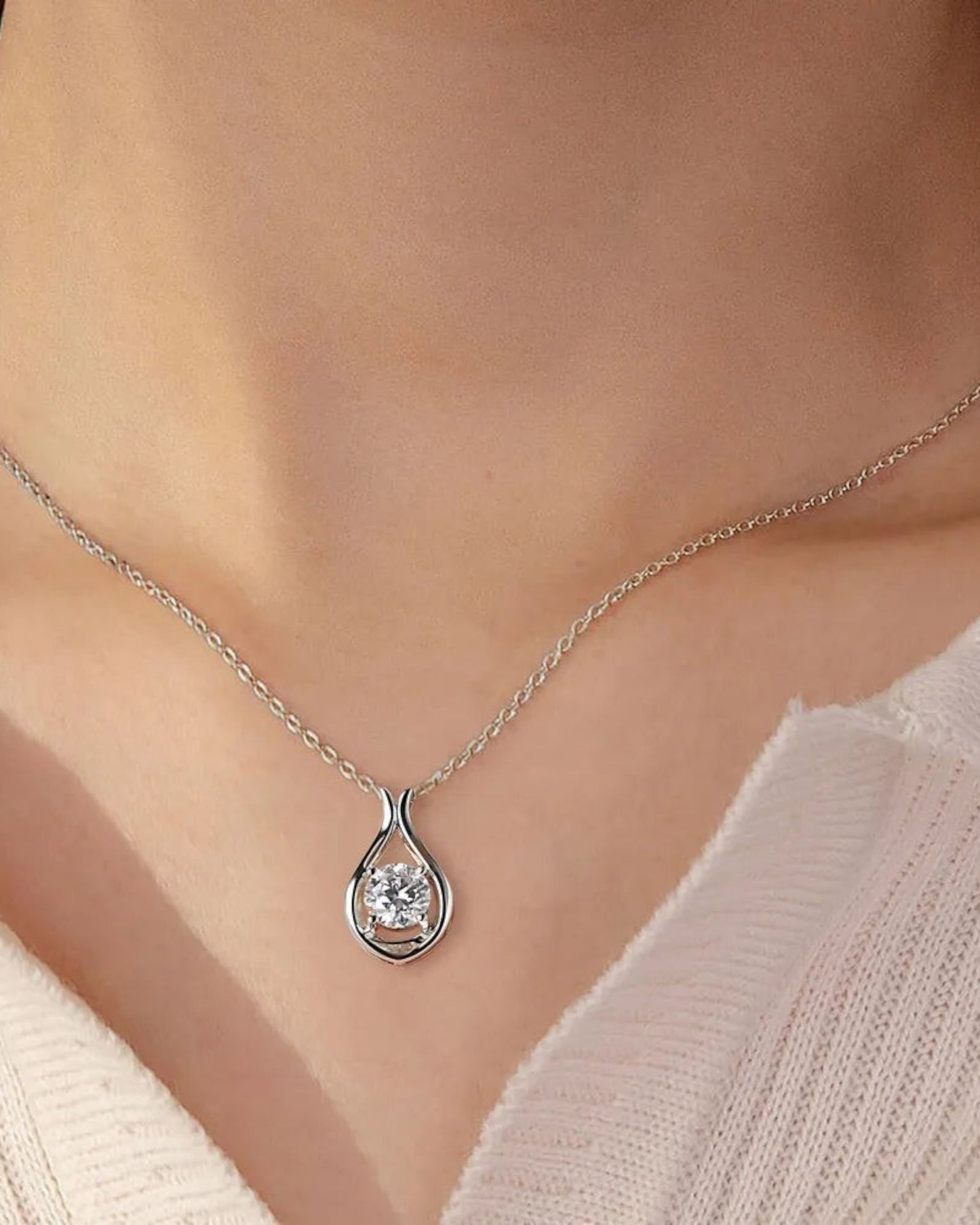 LUMIOR 2 karaat moissanite hanger ketting van 925 sterling zilver met een elegante druppelvormige zetting.
