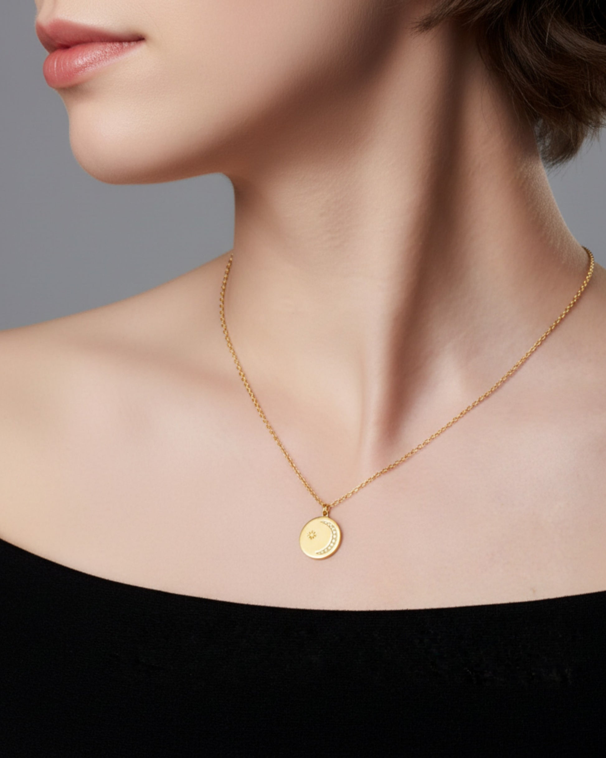 LUMIOR gouden ketting met ronde hanger, versierd met moissanite steentjes in een maan- en sterontwerp.