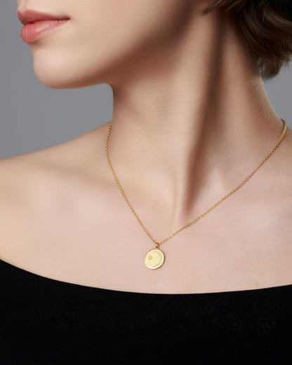 LUMIOR gouden ketting met ronde hanger, versierd met moissanite steentjes in een maan- en sterontwerp.