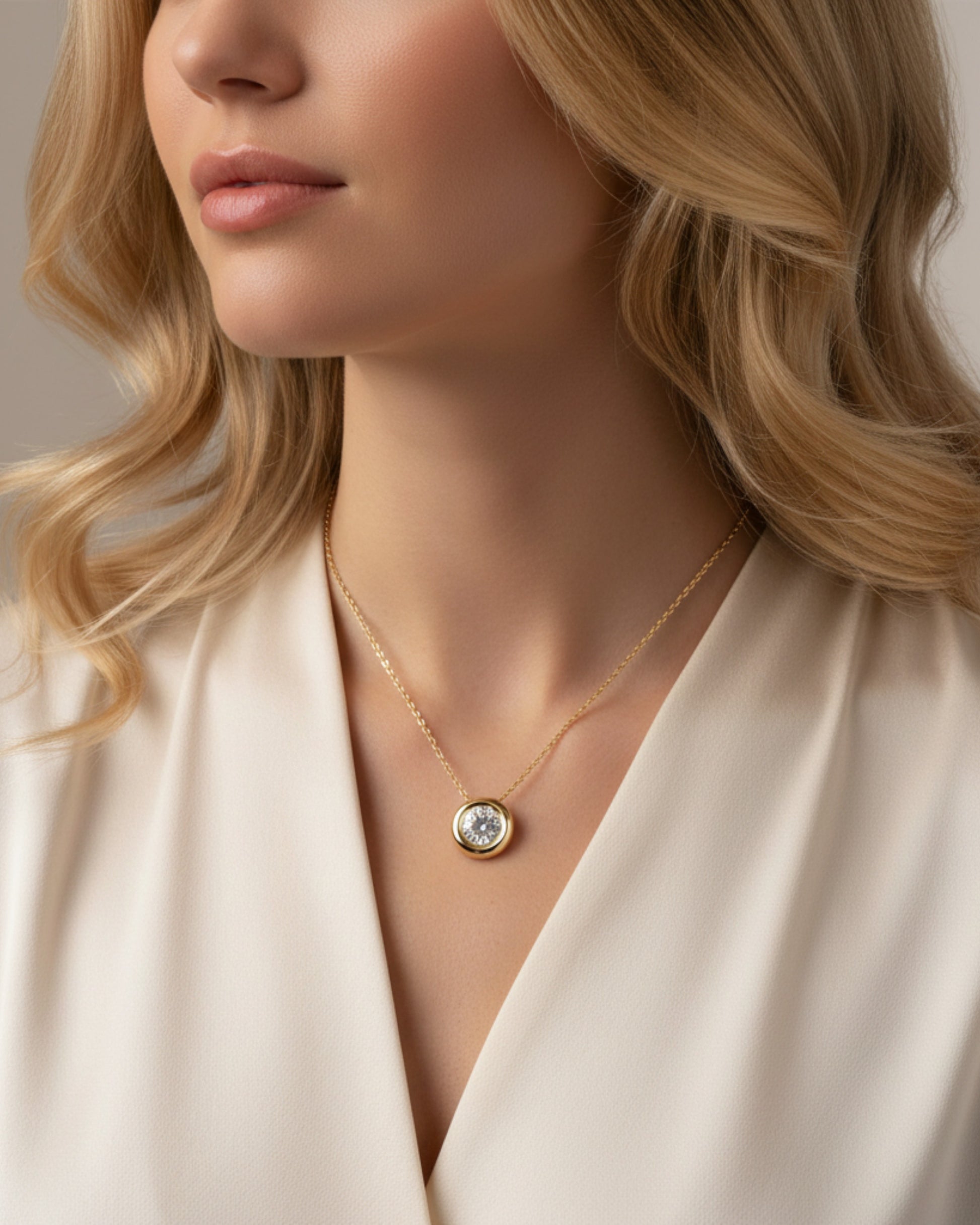 LUMIOR minimalist 1 karaat moissanite hanger ketting in 18k goud verguld sterling zilver gedragen door een model.