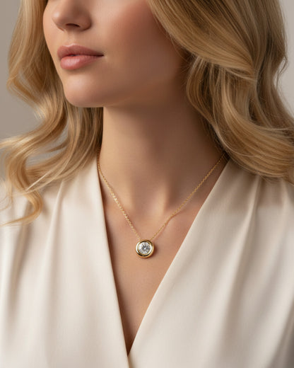 LUMIOR minimalist 1 karaat moissanite hanger ketting in 18k goud verguld sterling zilver gedragen door een model.