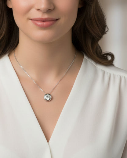 Model draagt LUMIOR minimalistische 1 karaat moissanite hanger ketting van sterling zilver met platina afwerking.