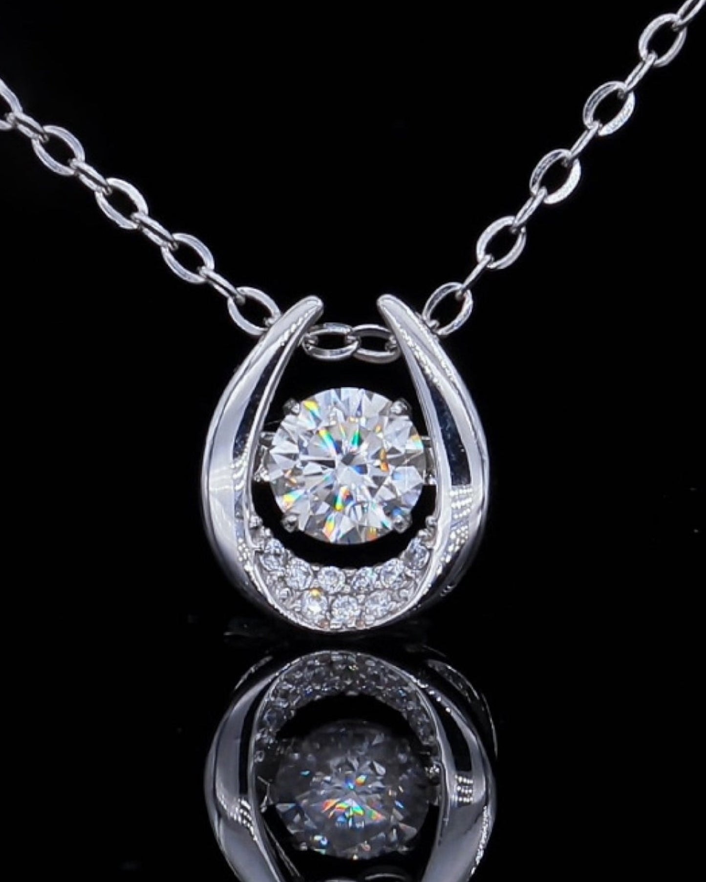 LUMIOR minimalist 0.5 karaat moissanite hanger ketting van 925 sterling zilver met platina plating.