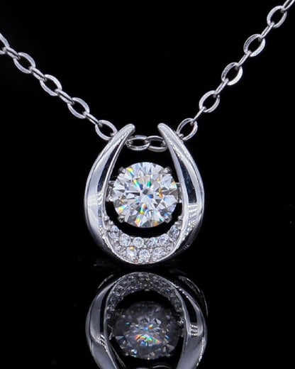 LUMIOR minimalist 0.5 karaat moissanite hanger ketting van 925 sterling zilver met platina plating.