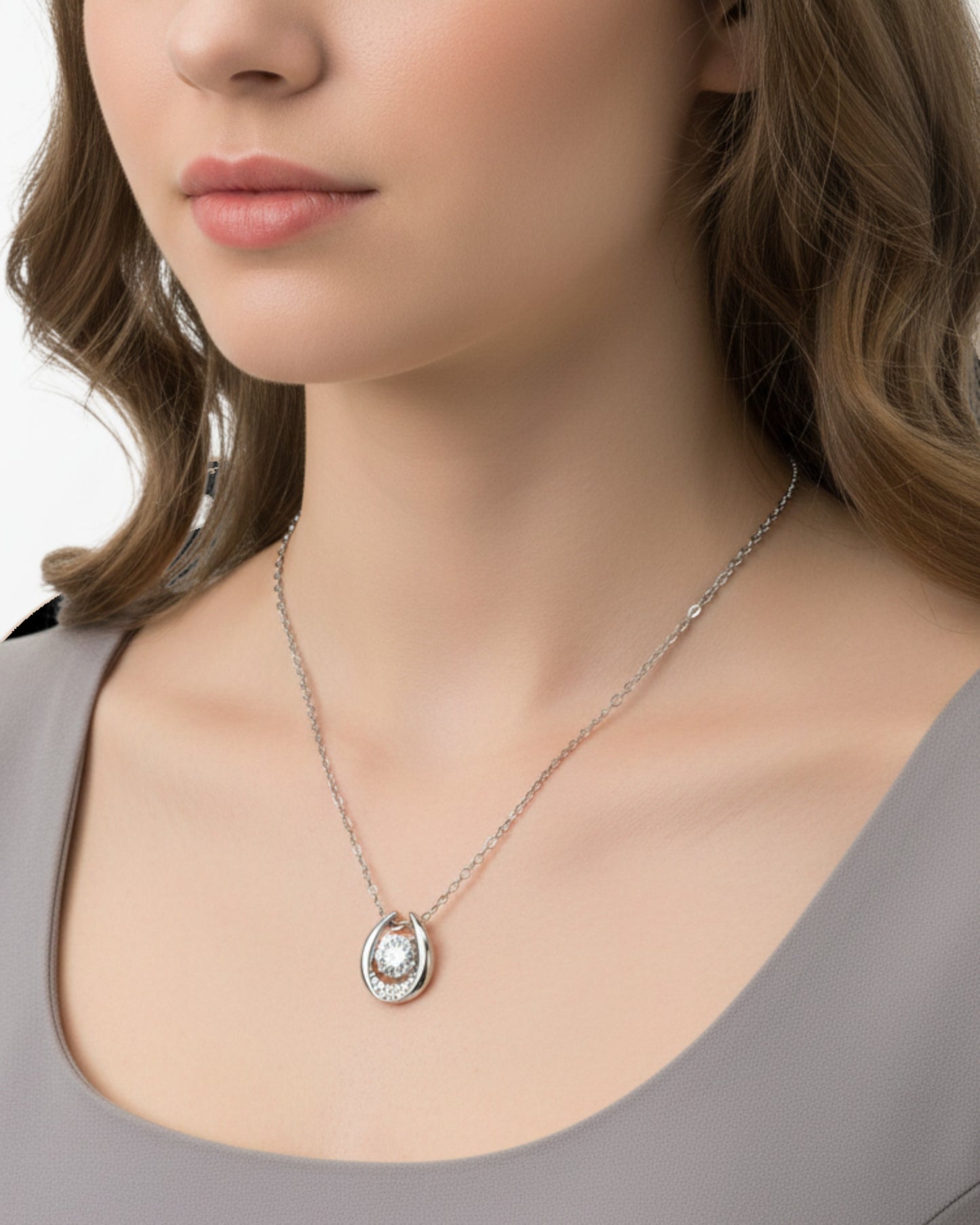 LUMIOR minimalist 0.5 karaat moissanite hanger ketting van 925 sterling zilver gedragen door een model.