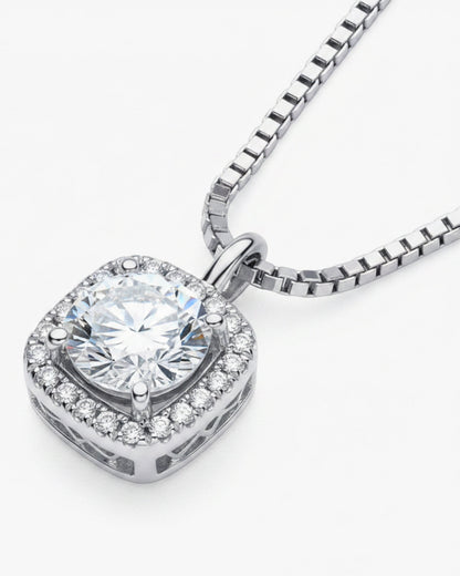 LUMIOR minimalist 0.5 karaat moissanite hanger ketting van 925 sterling zilver met platina plating.
