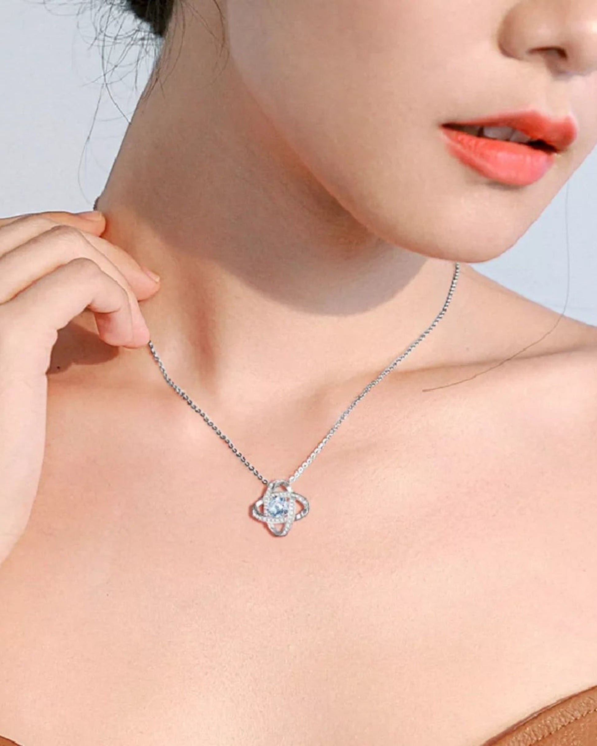 LUMIOR 1 karaat moissanite hanger ketting van 925 sterling zilver met een elegant knoopontwerp om de hals.