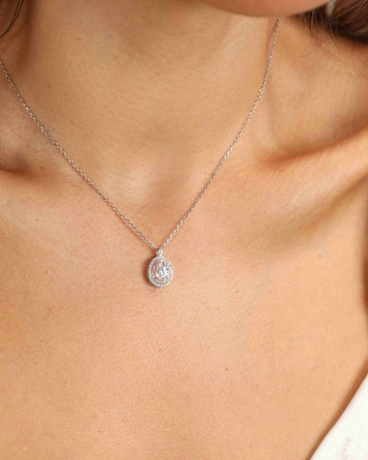 LUMIOR 1 karaat moissanite hanger ketting van 925 sterling zilver met geometrische accenten om de hals gedragen.