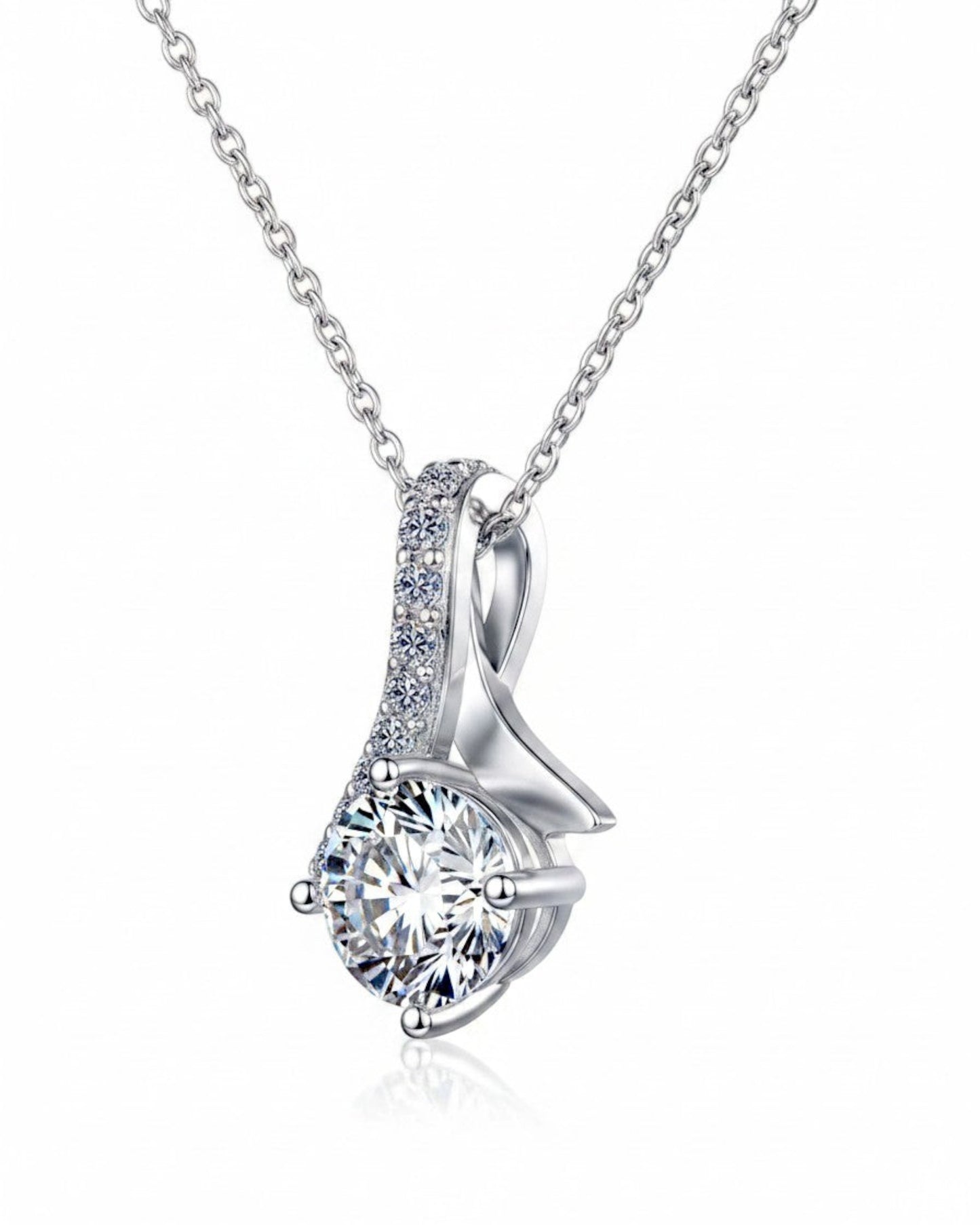 LUMIOR 1 karaat moissanite hanger ketting van 925 sterling zilver met rhodium plating en zirkonia accenten.