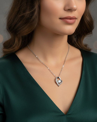 LUMIOR minimalist 0.5 karaat moissanite hartvormige hanger van sterling zilver gedragen door een model.