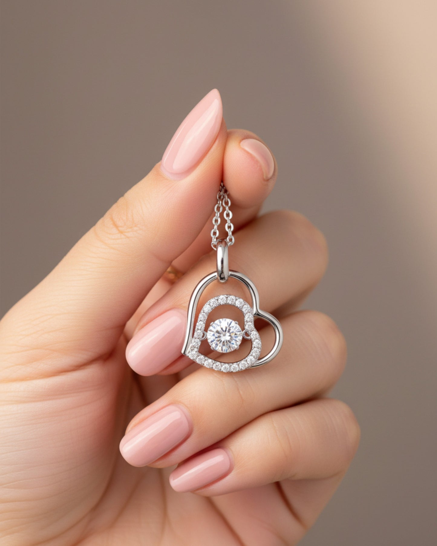 LUMIOR hartvormige ketting van 925 sterling zilver met 0,5 karaat moissanite en zirkonia accenten in een hand.