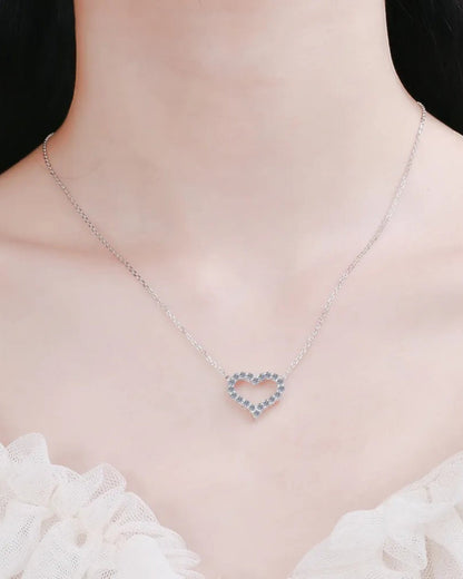LUMIOR hartvormige ketting van 925 sterling zilver met 0,6 karaat moissanite stenen gedragen om de hals.