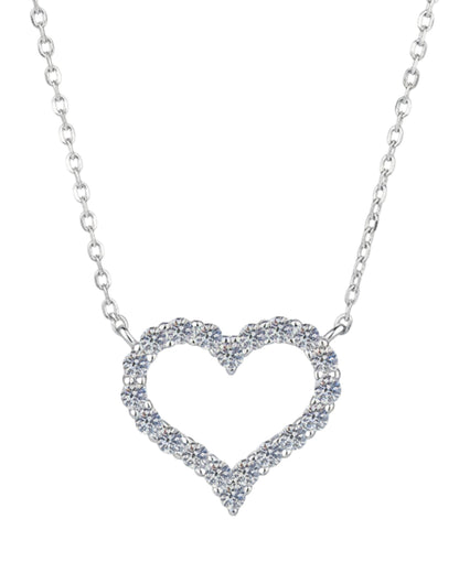 LUMIOR hartvormige ketting van 925 sterling zilver met 0,6 karaat moissanite stenen in een glanzende zetting.