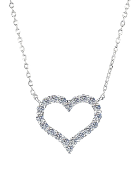 LUMIOR hartvormige ketting van 925 sterling zilver met 0,6 karaat moissanite stenen in een glanzende zetting.