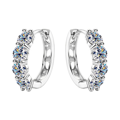 LUMIOR 2.4 karaat moissanite huggie oorbellen in 925 sterling zilver met platina plating. Lichtgewicht en elegant.