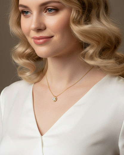 LUMIOR 1 karaat moissanite ketting met gouden schakelketting gedragen door een vrouw met blond haar.