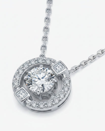 LUMIOR minimalistische 0,5 karaats moissanite ketting van 925 sterling zilver met ronde hanger en zirkonia accenten.