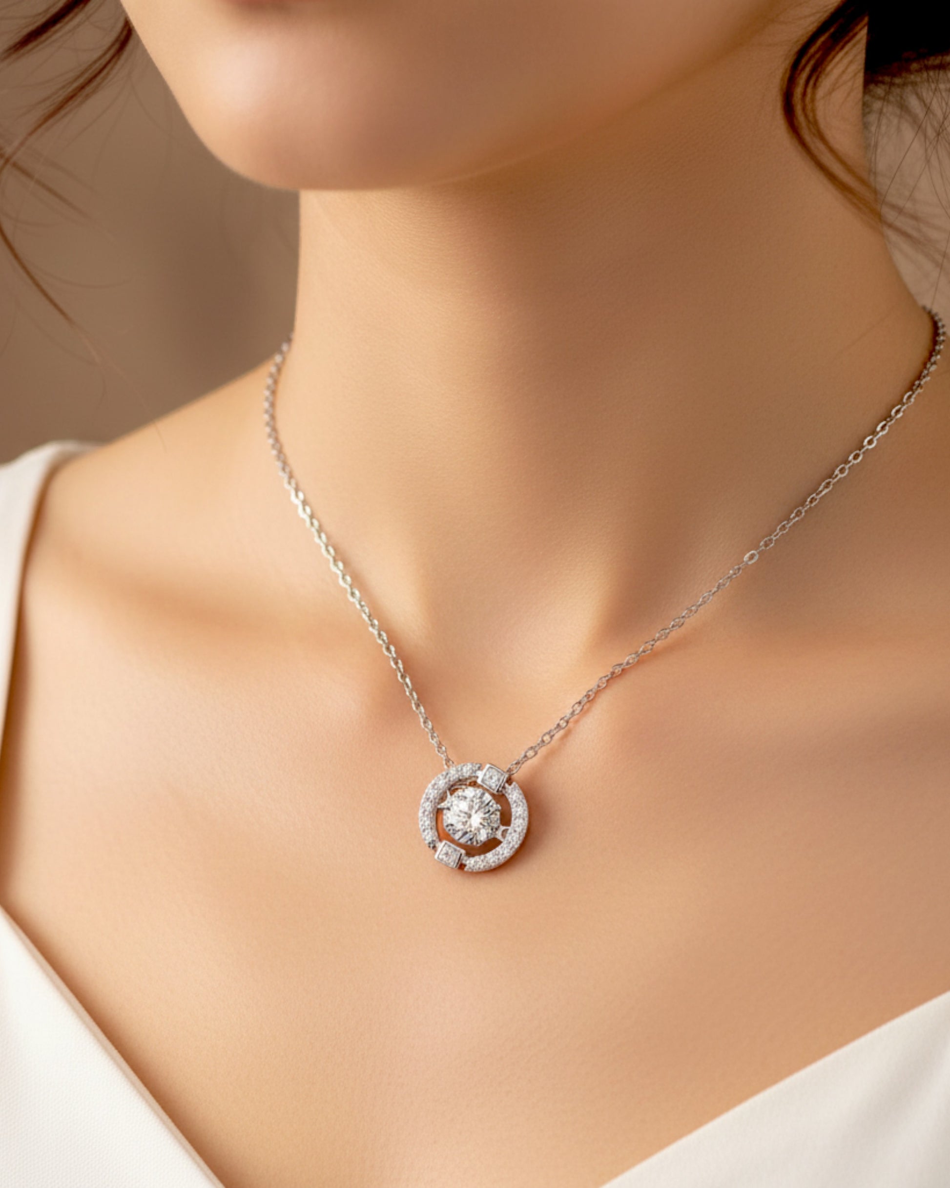LUMIOR minimalist 0.5 karaat moissanite ketting van sterling zilver met ronde hanger op een model.