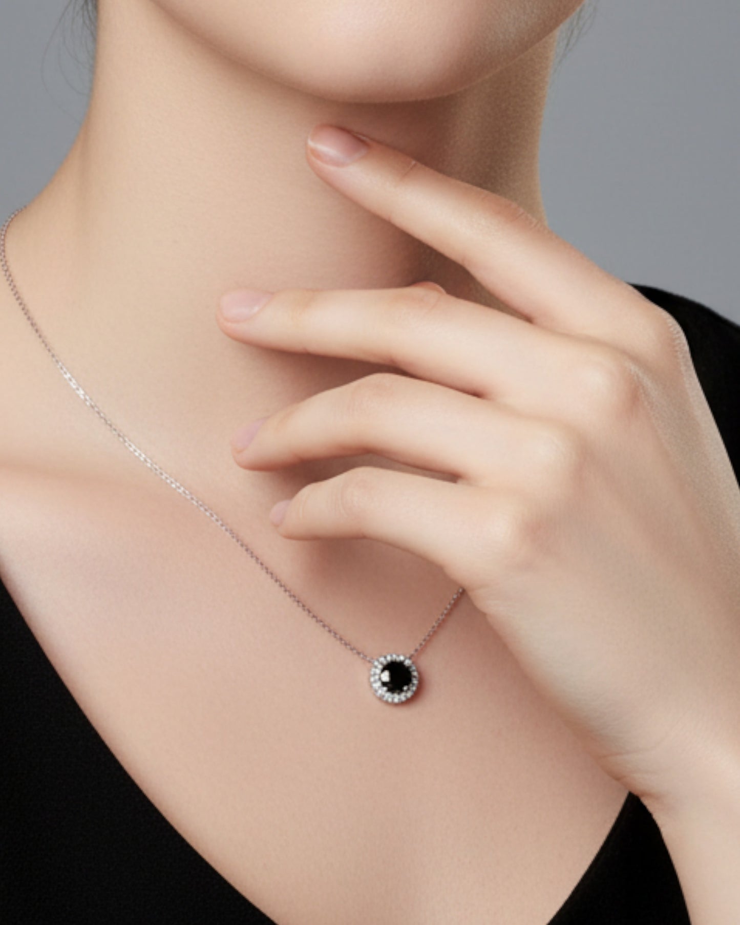 LUMIOR 1 karaat moissanite ketting in 925 sterling zilver met ronde hanger gedragen door een model.