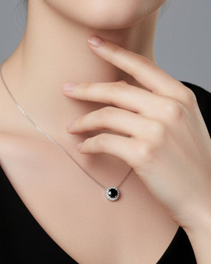 LUMIOR 1 karaat moissanite ketting in 925 sterling zilver met ronde hanger gedragen door een model.
