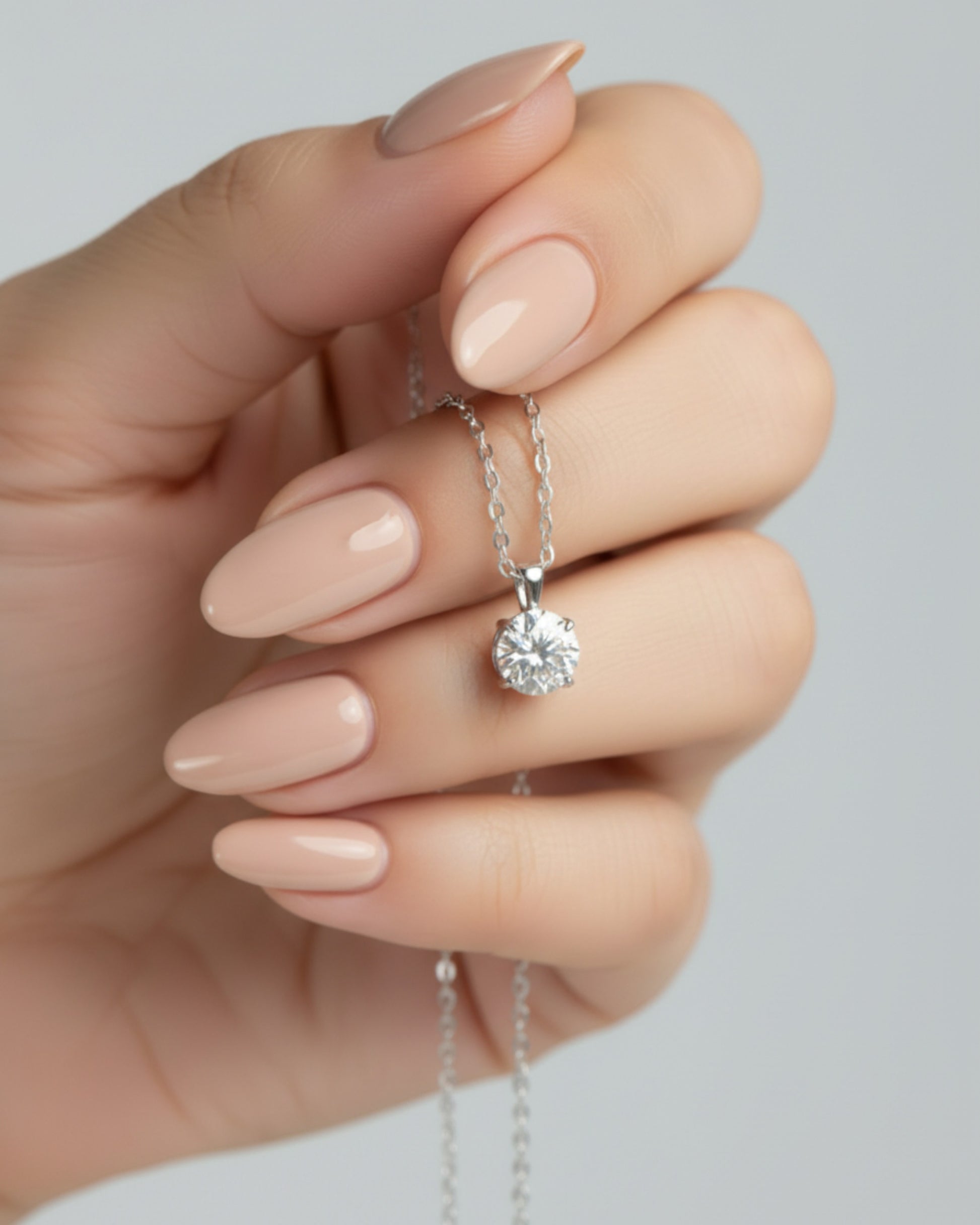 LUMIOR 1 karaat moissanite ketting van sterling zilver met een minimalistische hanger in een hand gehouden.