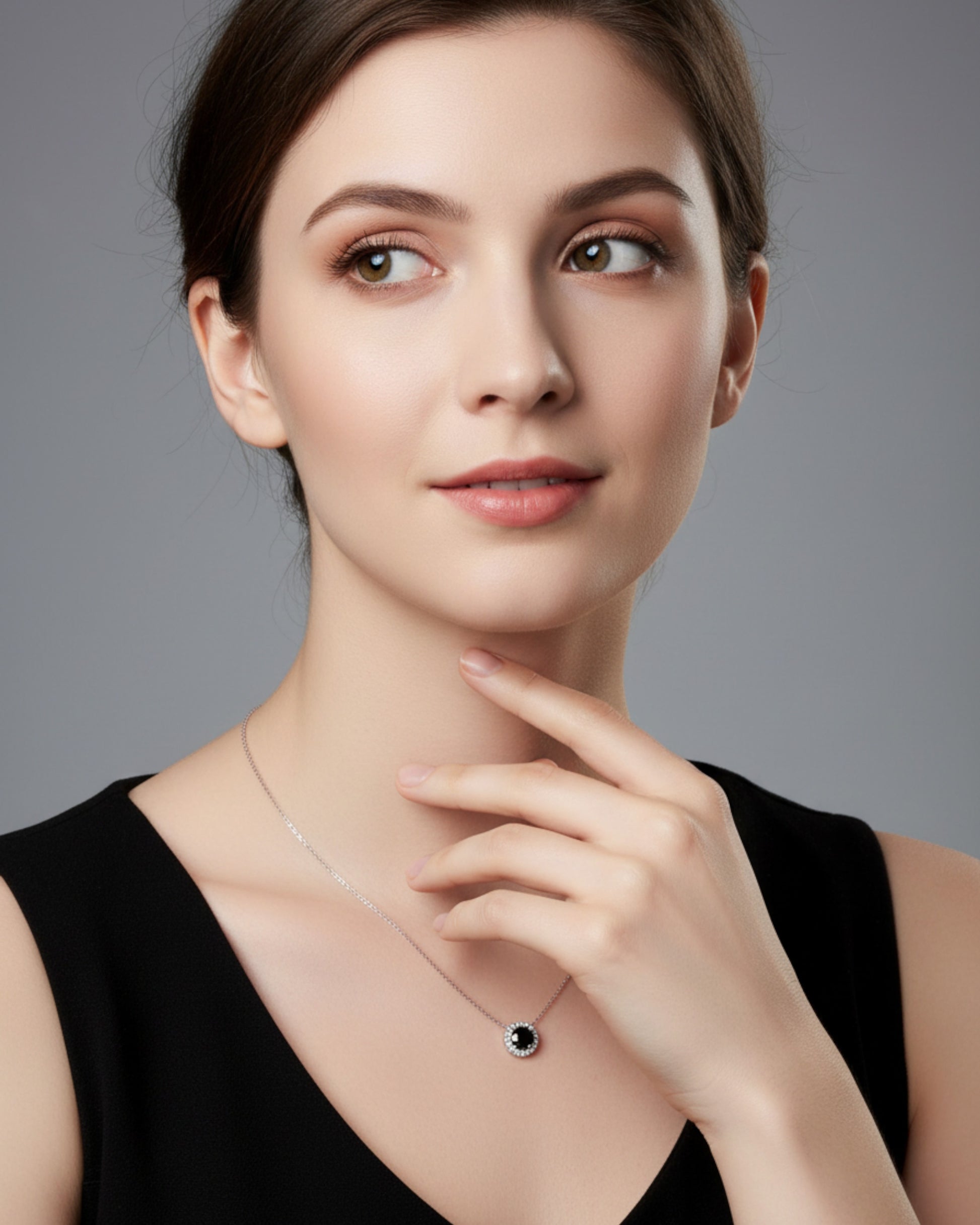 Model draagt LUMIOR 1 karaat moissanite ketting van sterling zilver met ronde hanger en zirkonia accenten.