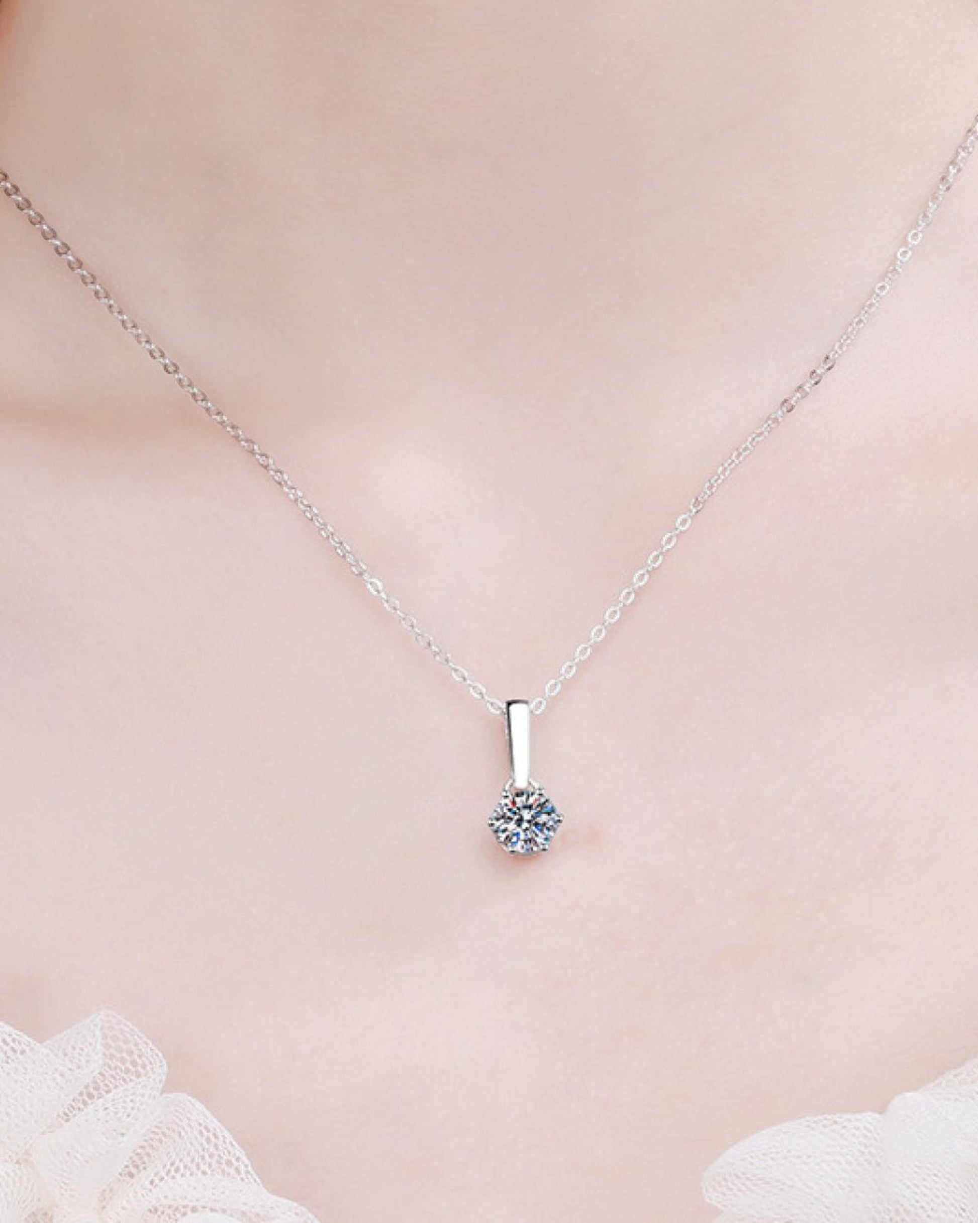 LUMIOR 1 karaat moissanite ketting van 925 sterling zilver met rhodium plating, gedragen om de hals.