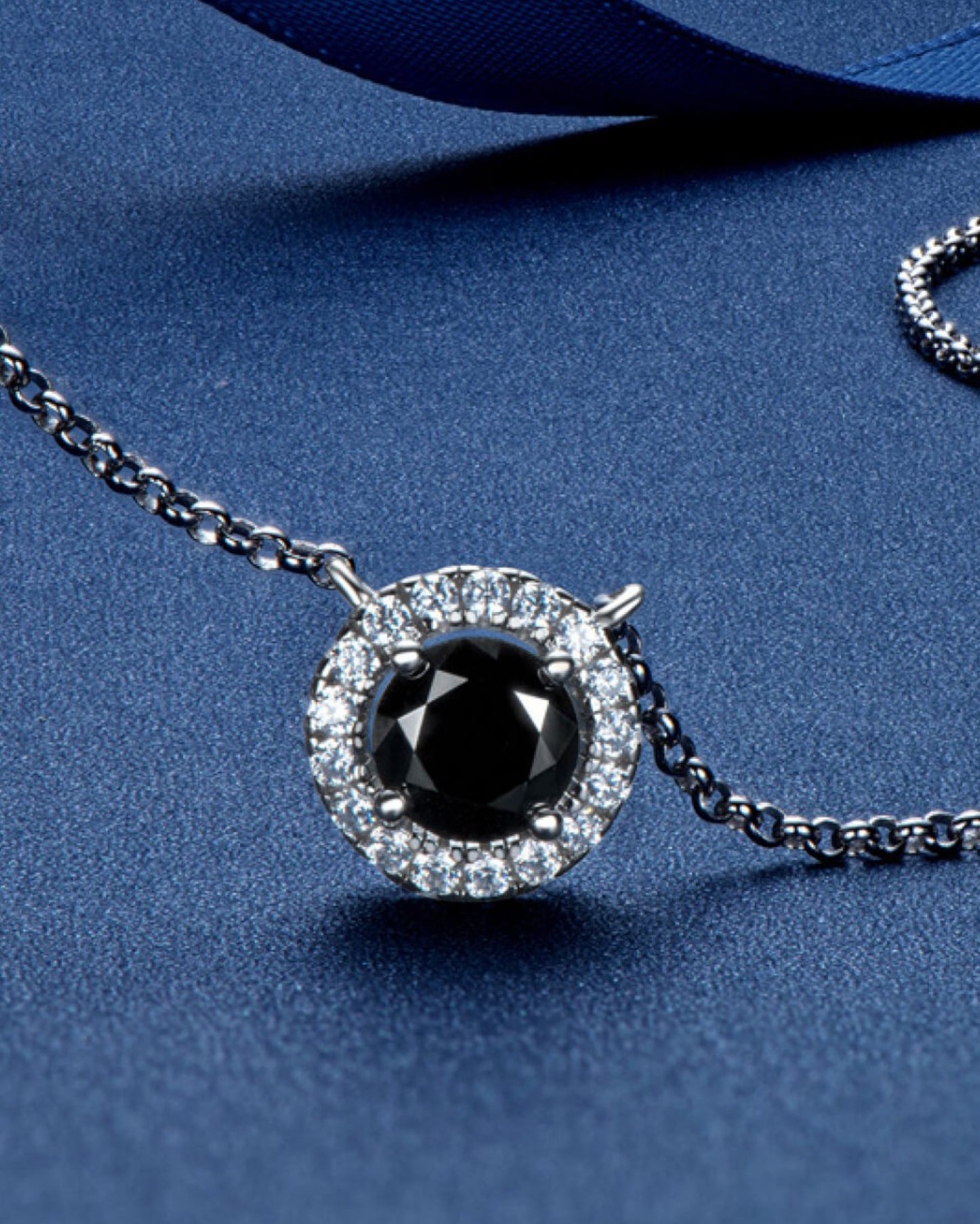 LUMIOR 1 karaat moissanite ketting van 925 sterling zilver met zwarte steen en zirkonia accenten op blauwe achtergrond