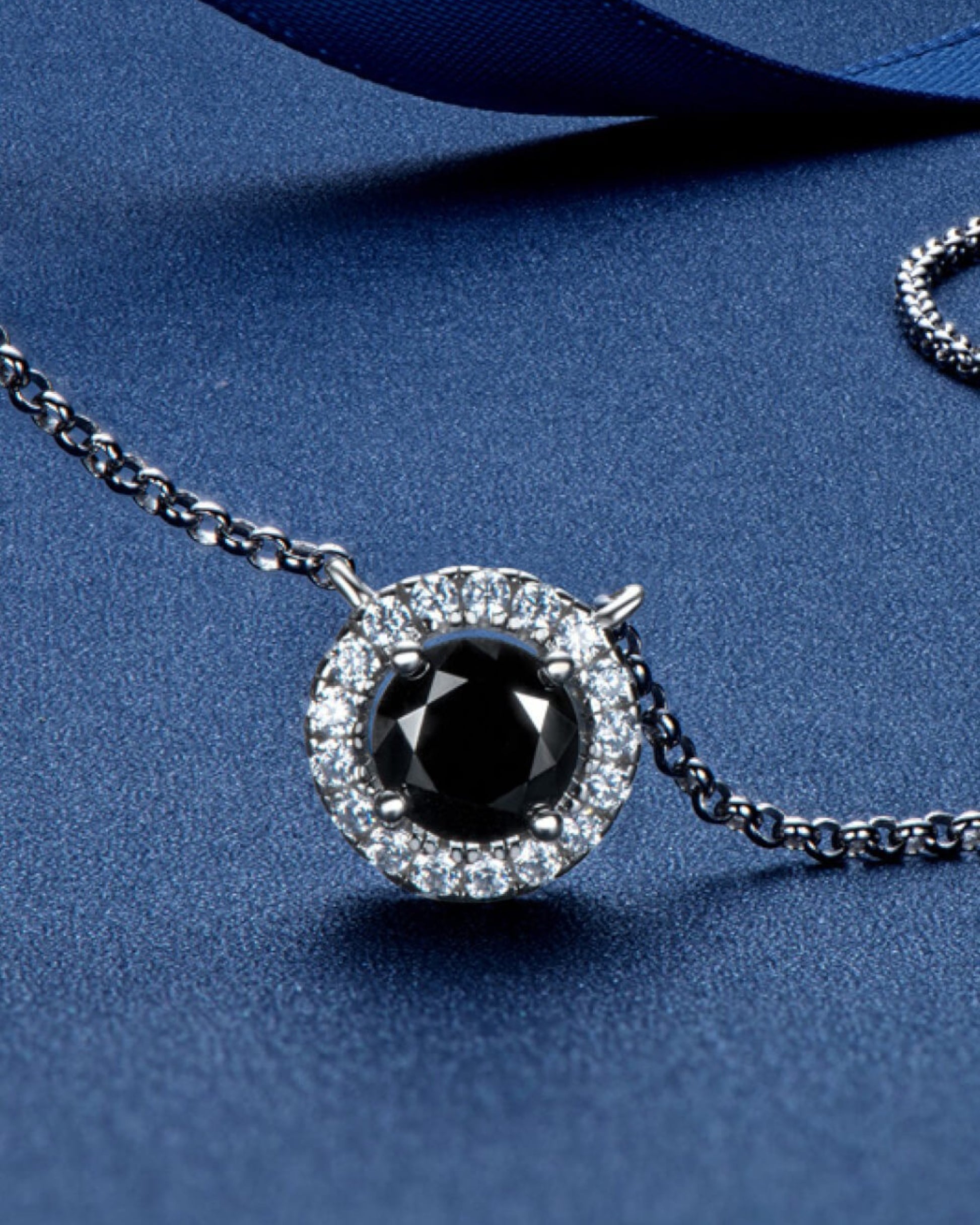 LUMIOR 1 karaat moissanite ketting van 925 sterling zilver met zwarte steen en zirkonia accenten op blauwe achtergrond