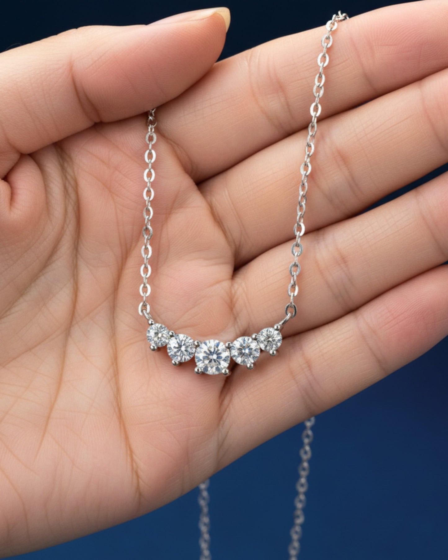 LUMIOR minimalistische ketting van 925 sterling zilver met 0,58 ctw moissanite stenen in de hand gehouden.