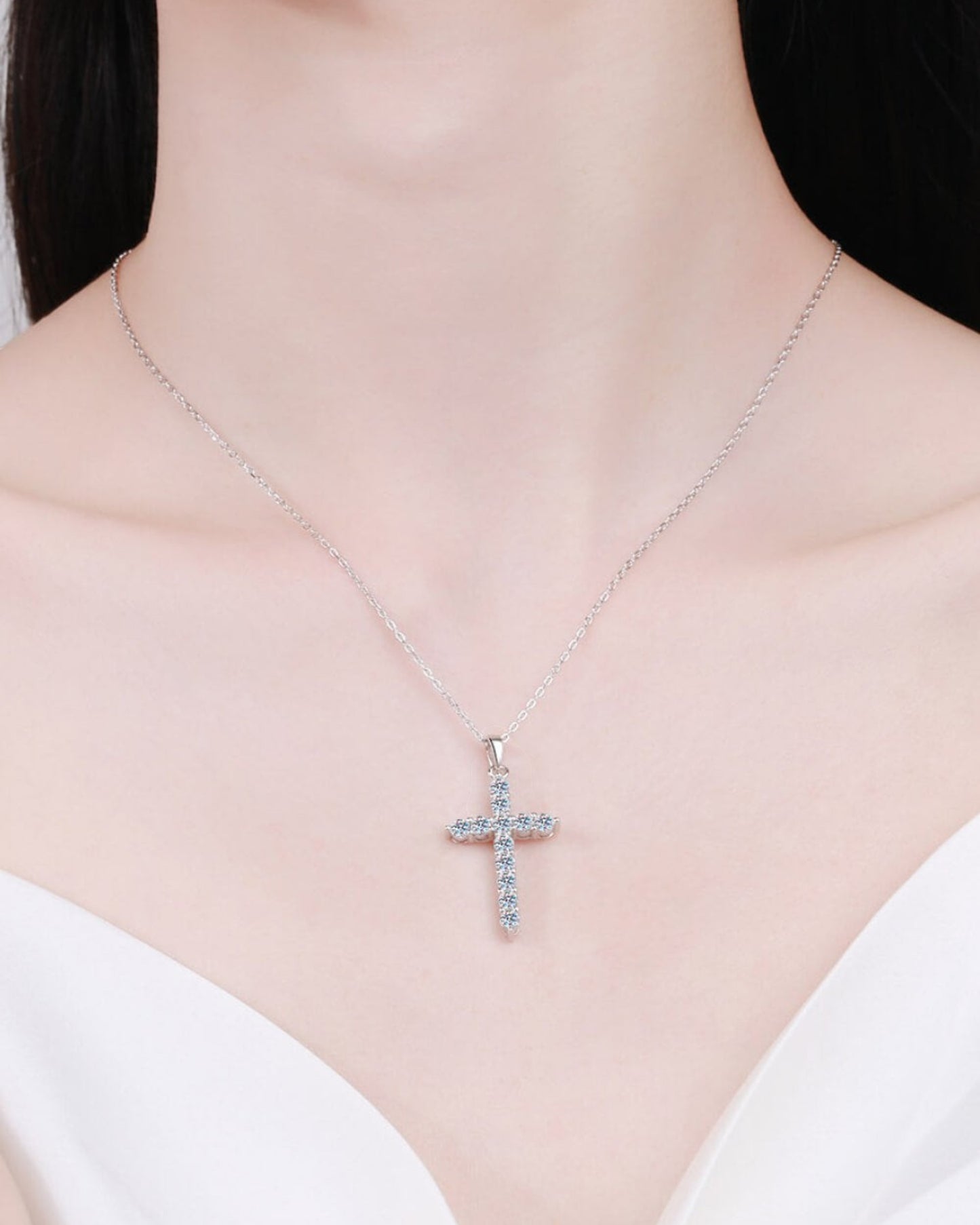 LUMIOR zilveren kruis ketting met 0.72 karaat moissanite stenen, gedragen om de hals voor een elegante uitstraling.