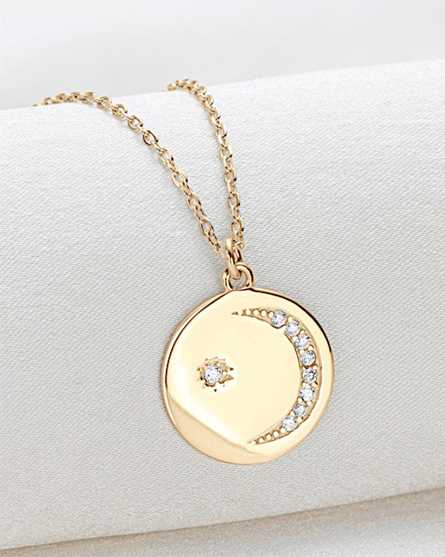 LUMIOR gouden ketting met ronde hanger, maan- en sterontwerp bezet met fonkelende moissanite stenen.