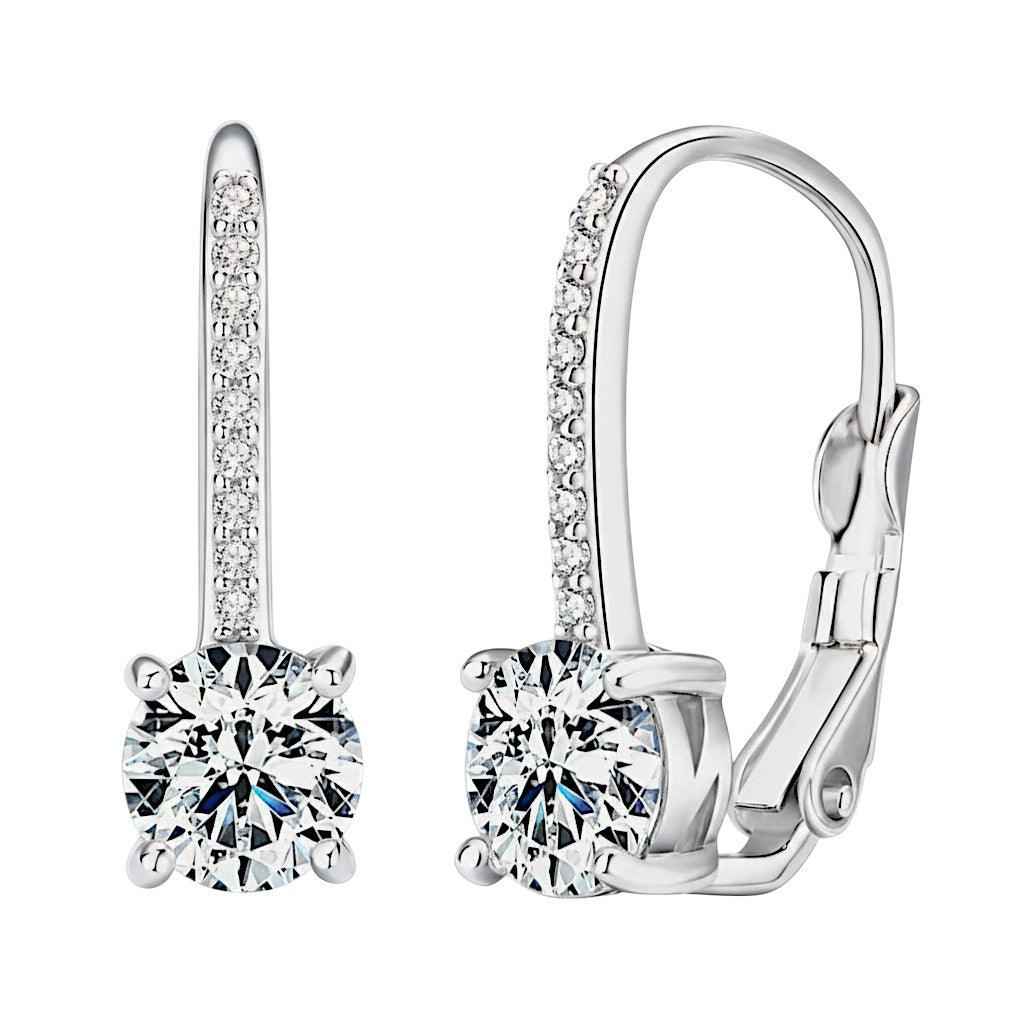 LUMIOR 2 karaat moissanite oorbellen in sterling zilver met platina plating, bezet met zirkonia accenten.