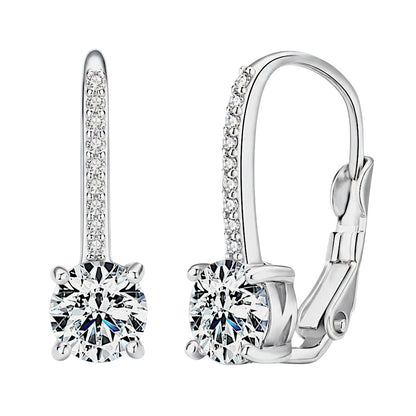 LUMIOR 2 karaat moissanite oorbellen in sterling zilver met platina plating, bezet met zirkonia accenten.