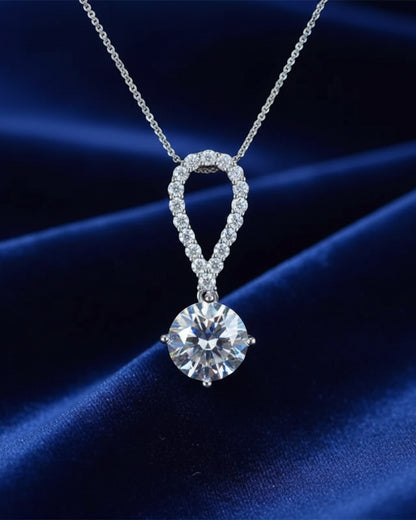 LUMIOR 5 karaat moissanite ketting met peervormige hanger van 925 sterling zilver op een blauwe achtergrond.