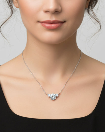 LUMIOR 1.2 karaat VVS1 moissanite solitaire ketting van 925 sterling zilver gedragen door een model.