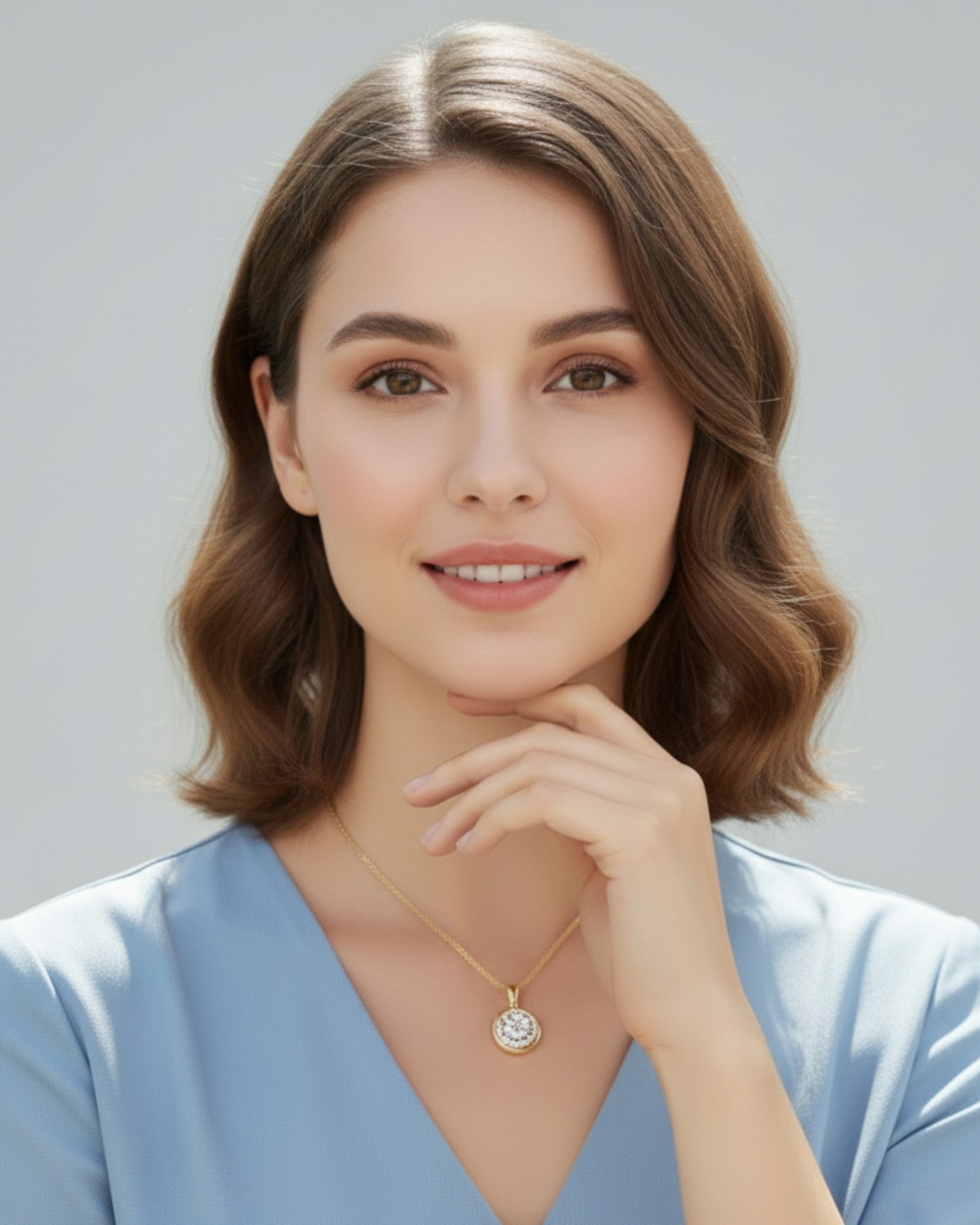 Vrouw draagt een LUMIOR 2 karaat moissanite solitaire ketting in 18K goud verguld sterling zilver.