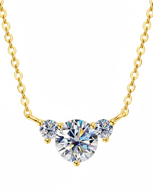 LUMIOR Imperial 1.2 karaat moissanite solitaire ketting in 18K goud verguld sterling zilver met drie stenen.