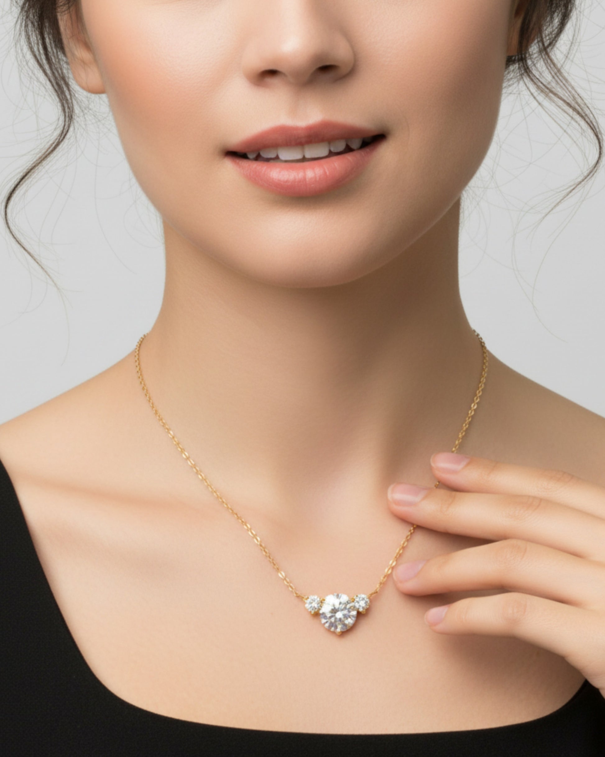 LUMIOR 1,2 karaat VVS1 moissanite solitaire ketting van verguld sterling zilver gedragen door een model.