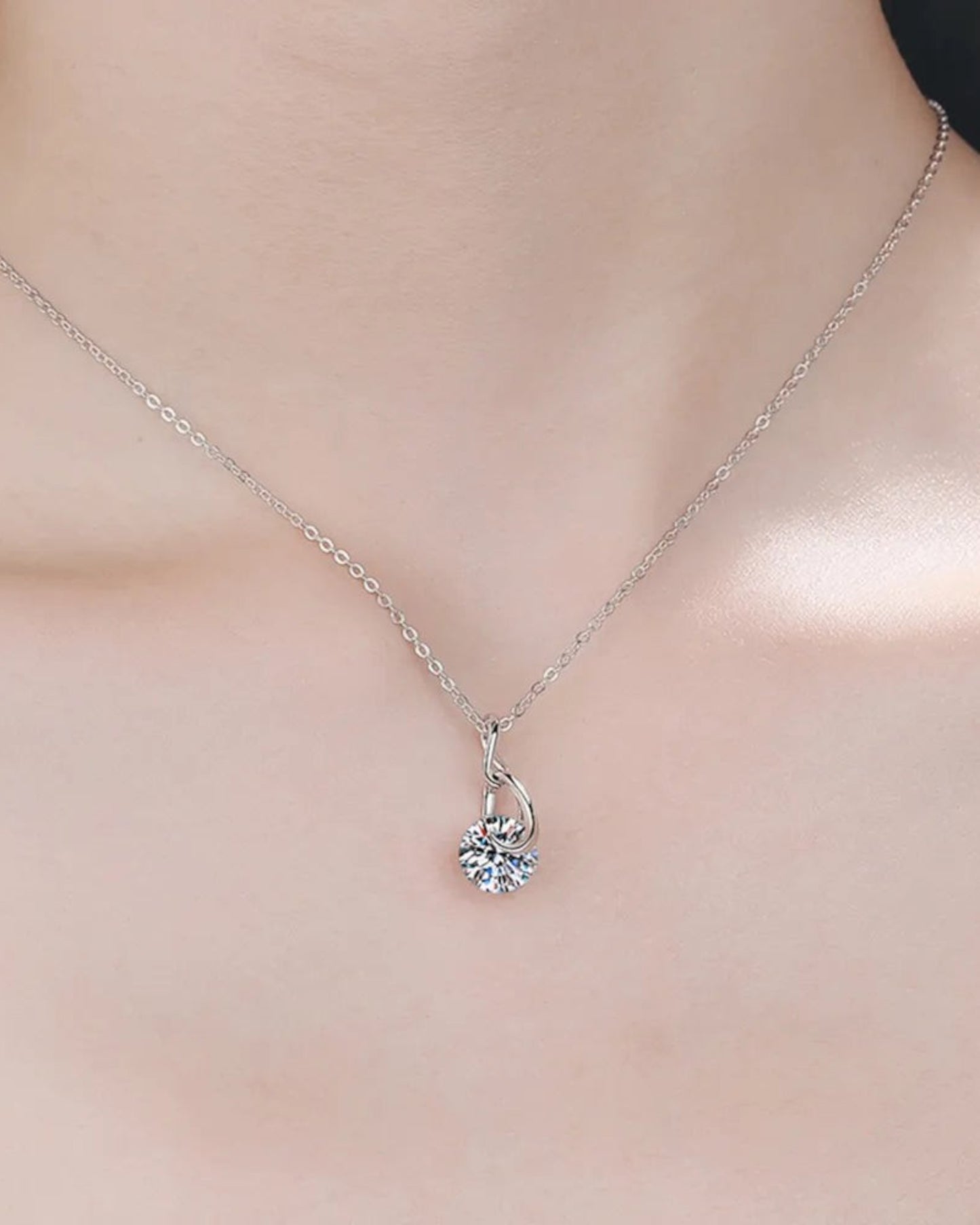 LUMIOR solitaire ketting met 2 karaat moissanite in 925 sterling zilver, gedragen om de hals.
