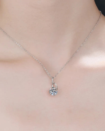 LUMIOR solitaire ketting met 2 karaat moissanite in 925 sterling zilver, gedragen om de hals.