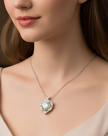Vrouw draagt LUMIOR 5 karaat moissanite statement ketting van 925 sterling zilver met platina plating.
