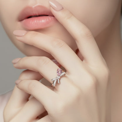 LUMIOR Céleste™ ring met strikvormige moissanite diamanten in 925 sterling zilver met platina plating.